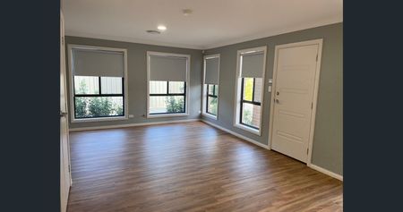 Stunning 4-Bedroom Family Home in Oxley Park - Photo 4