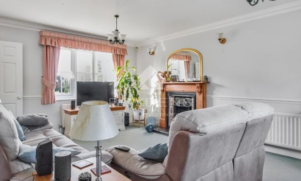 Moatfields, Colchester - Photo 1