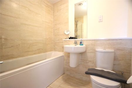 2 bedroom Flat in Kestrel Road, Farnborough - Photo 5