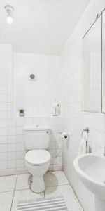 1 bedroom Flat in Allington Close, - Photo 3