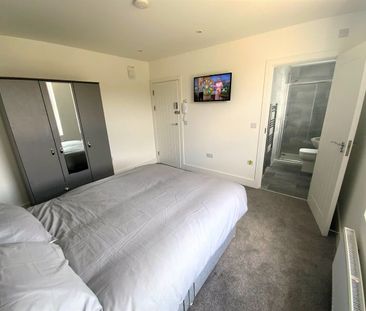 Room in a Shared House, Ardfillan Road, SE6 - Photo 6