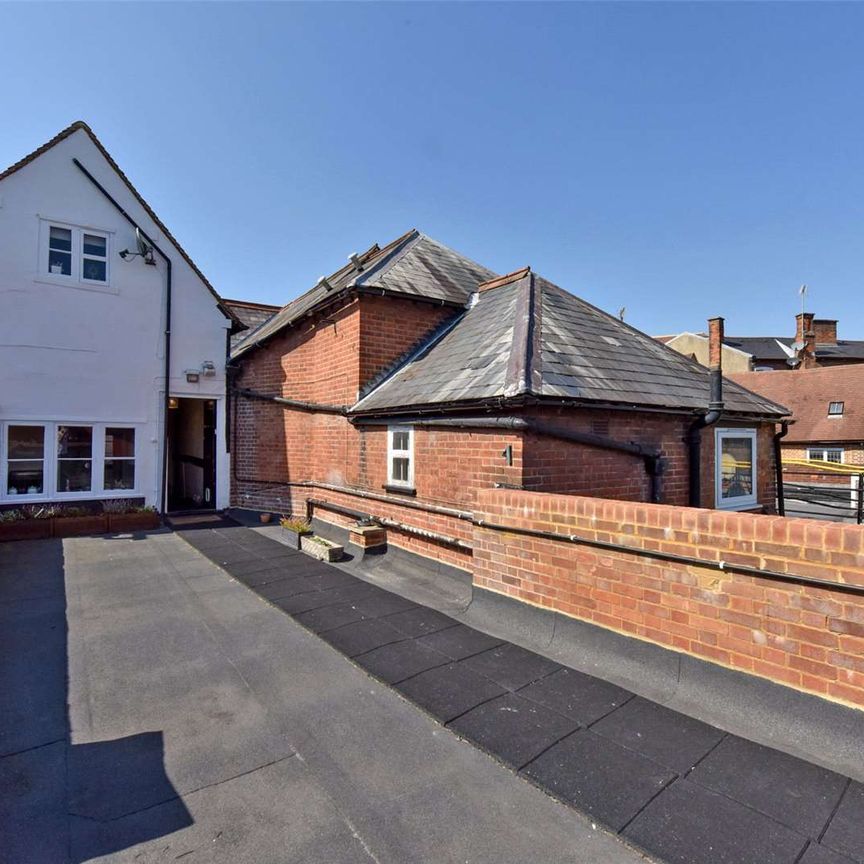 A two bedroom maisonette split over two floors, located on the Marlow High Street - Photo 1