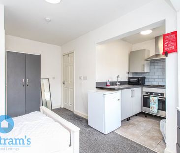 5 bed Semi-Detached House for Rent - Photo 4