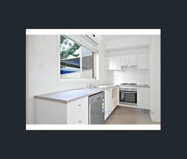 COSY AND CONVENIENT 2 BEDROOM TOWNHOUSE - Photo 3