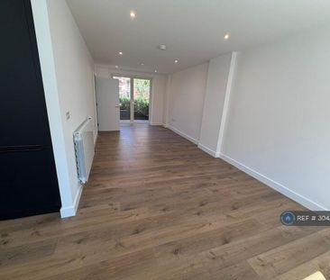 3 bedroom flat to rent - Photo 1