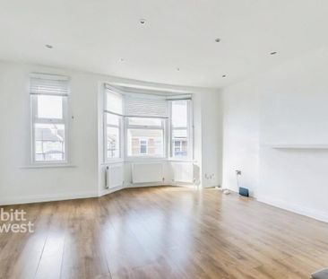 1 bedroom in a flat share to rent - Photo 2