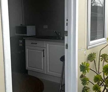 Charming 1BR Studio Unit in Glen Eden! - Photo 4