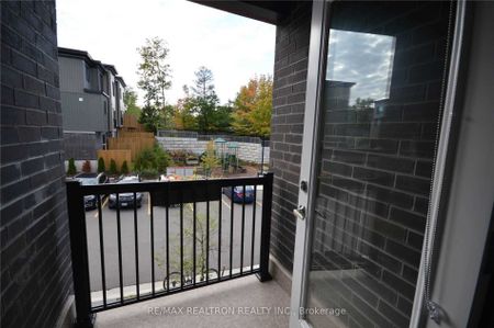 Townhouse For Lease | S8116212 - Photo 4