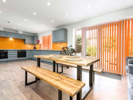 OX Living is proud to present this high-quality 8-bedroom co-living property, perfect for working professionals looking for stylish, stress-free living. - Photo 4