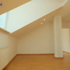 Helle 3-Zimmer-Dachgeschosswohnung mit großzügiger Wohnküche und grünem Innenhof - WG-geeignet & provisionsfrei - Foto 2