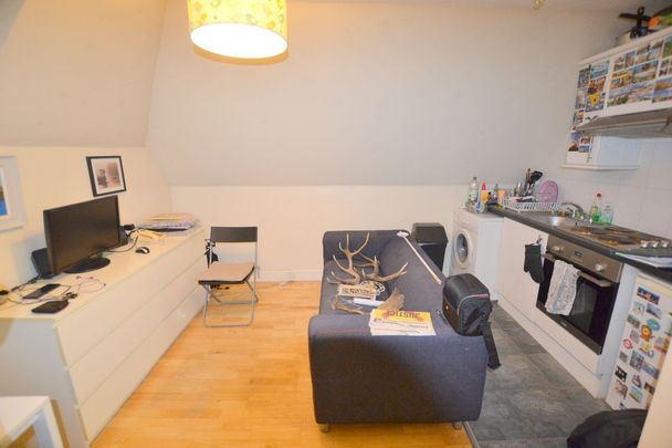 Studio Flat, Lavender Hill, SW11 - Photo 1