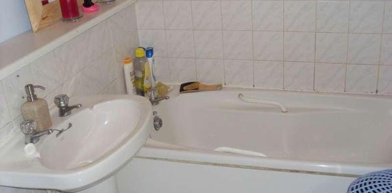 Hallywell Crescent, Beckton, E6 - Photo 2