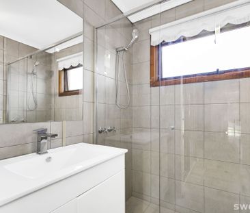 Refurbished two bedroom, two bathroom residence in prime location - Photo 1