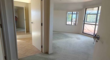 Sunny & Spacious 4BR Family Home – Royal Height - Photo 2