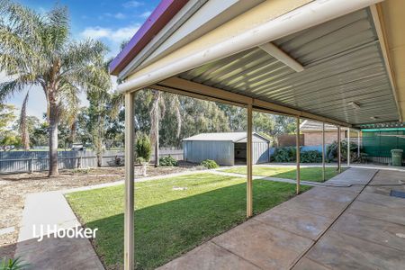 Neat and Tidy Family home! - Photo 4