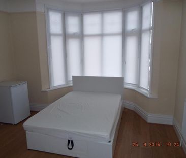 1 bedroom in a house share to rent - Photo 2