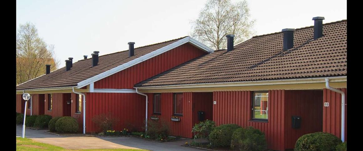 Kallhyra: Förbrukning av el, värme och vatten debiteras direkt till hyresgästen. Uteplats mot sydost. - Foto 1