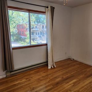 Beau 4 1/2 avec bureau (haut de duplex) - Photo 2