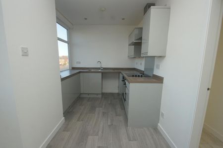 3 bedroom flat to rent - Photo 3