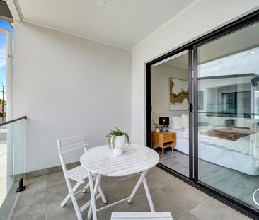 Brand new low maintenance modern living - Photo 5