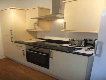 LARGE TOWN CENTRE PROPERTY - Photo 5