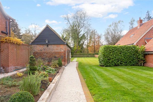 A charming and thoughtfully converted Grade II listed five-bedroom home, formerly the Blue Anchor pub, blending character and modern living in the heart of St Albans. - Photo 1