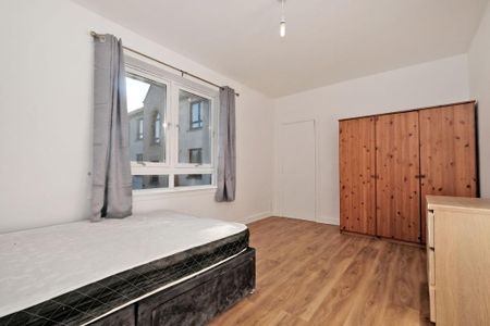 3 bedroom flat to rent - Photo 3