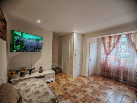 3 bedroom apartment to rent - Photo 4