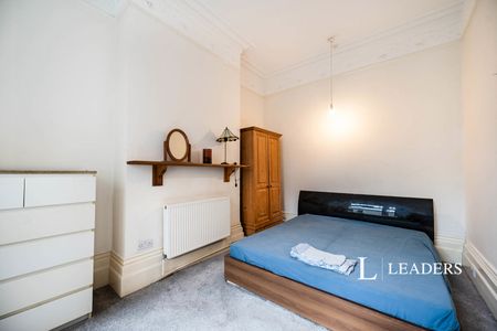 3 bedroom apartment to rent Western Parade, Southsea, Hampshire, PO5 - Photo 4