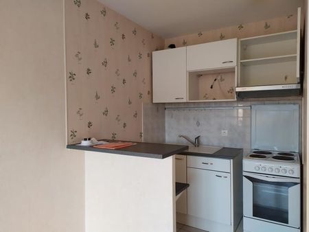 Rue Saint Patrice, F2 au RDC comprenant une entrée, un séjour avec cuisine ouverte, une salle d'eau, ... - Photo 3