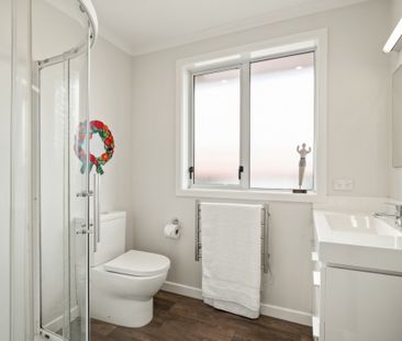 A home of elegance, ease and true tranqulity - Photo 2