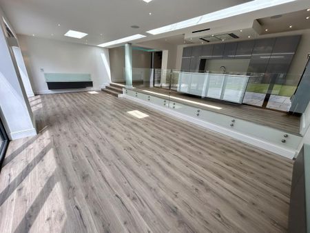 4 bedroom detached house to rent - Photo 2