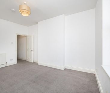 2 bedroom flat in Kingston upon Thames - Photo 3