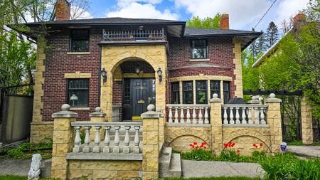 Stunning Estate On Expansive Lot In Elbow Park. Triple Garage. - Photo 3