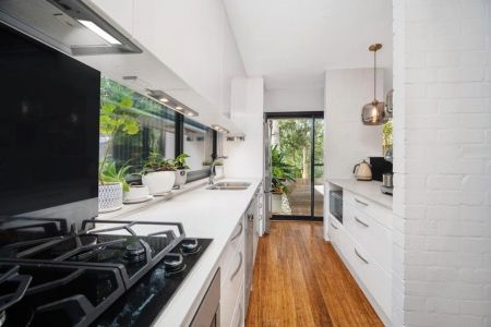 Beautifully Renovated Two-Bedroom Townhouse - Photo 4