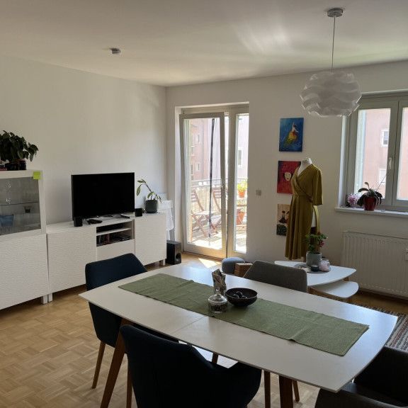 Entzückende 2-Zimmer-Wohnung mit Balkon und Tiefgaragenplatz - Foto 1