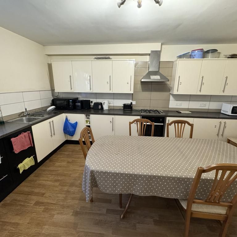 House share to rent - Photo 1
