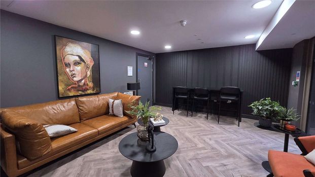 AVAILABLE NOW! | FULLY FURNISHED | BRAND NEW DEVELOPMENT FINISHED TO A HIGH QUALITY | COMMUNAL GARDEN SPACES | EXCELLENT TRANSPORT LINKS | SECURE ENTRY SYSTEM | COMMUNAL LOUNGE - Photo 1