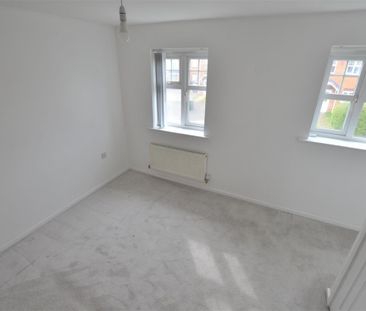 3 bedroom house - semi-detached to rent - Photo 3