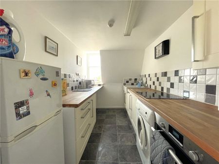 A light and spacious, well presented apartment in an excellent location with spectaculor views over the Royal Crescent lawn. - Photo 3