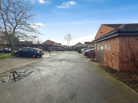 Danbury Crescent, South Ockendon, RM15 - Photo 2