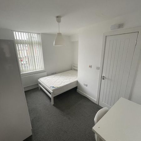 1 bedroom in a house share to rent - Photo 4