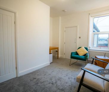 1 bedroom in a flat share to rent - Photo 3