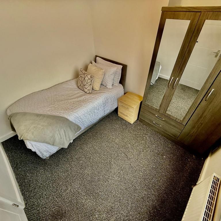 1 bedroom in a house share to rent - Photo 1