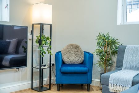 2 Bed Flat, Commercial Road, E14 - Photo 2