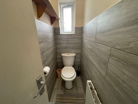 2 bed maisonette to rent in Bowrons Avenue, Wembley, HA0 - Photo 3