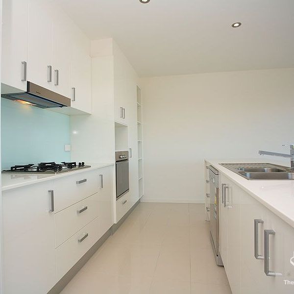 Available Now! 3 Bed 2 Bath 2 Parking - Lifestyle & Convenience at Its Best! - Photo 1