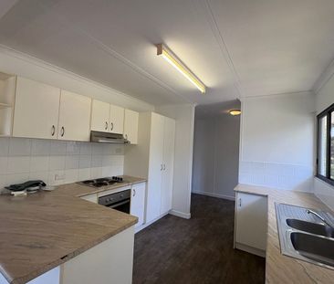 PERFECTLY POSITIONED BY THE BEACH - THIS CHARMING HOME OFFERS COMFO... - Photo 6