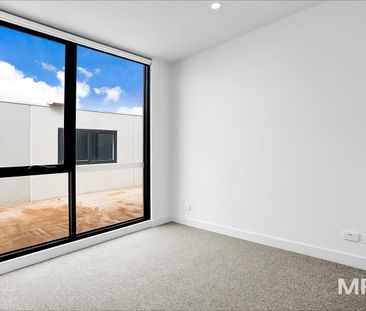 Modern and bright in an excellent location - Photo 2