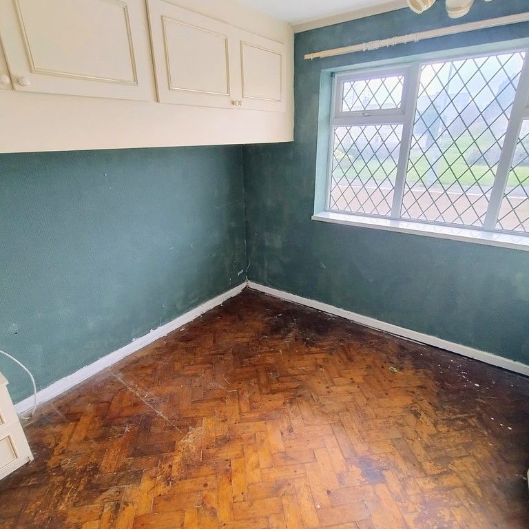 Lawnside Green, Bilston, Wolverhampton - Photo 1